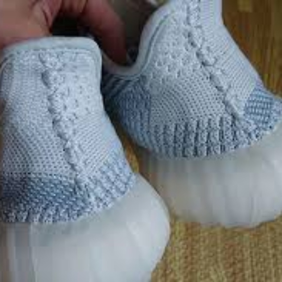 Athletic_Shoes